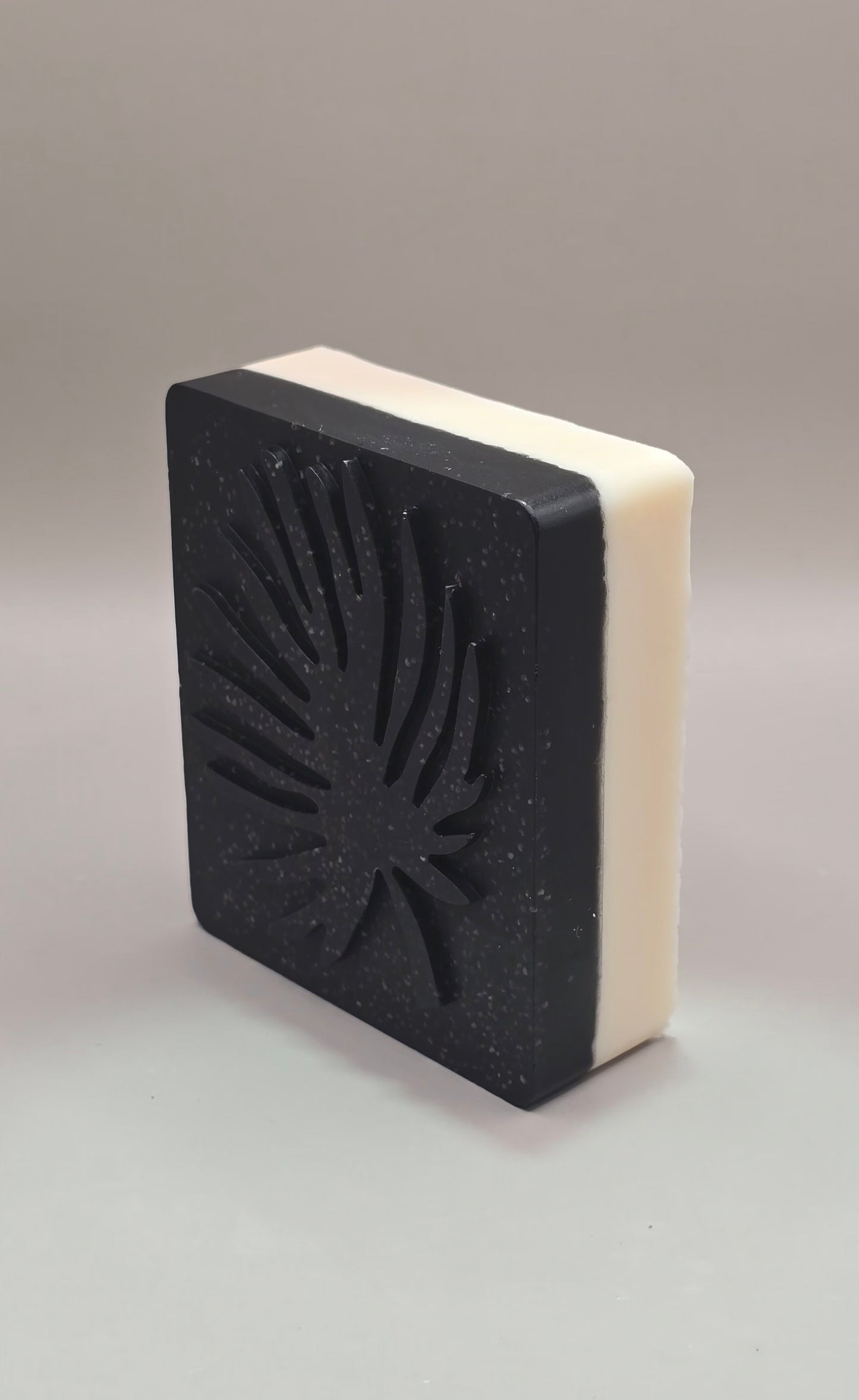 Απολεπιστικό Σαπούνι με Γάλα Γαϊδούρας, Ενεργό Άνθρακα & Παπαρουνόσπορο